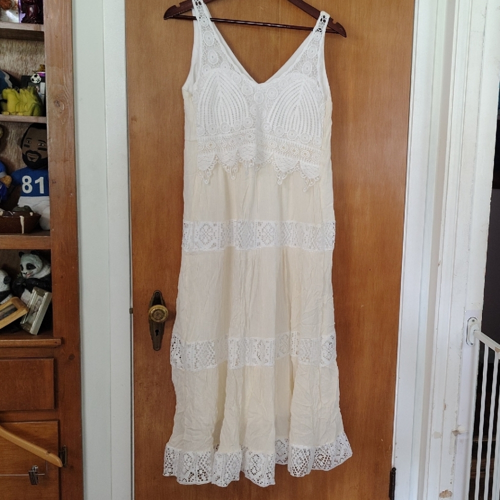 Chic Lace Maxi Dress in Cream